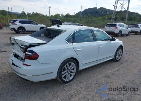 2017 Volkswagen Passat 1.8T Sel Premium z USA, uszkodzony, nr VIN 1VWCT7A34HC077189